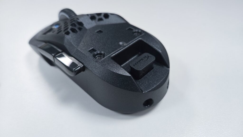 HyperX Pulsefire Saga Pro compartment for USB receiver dongle